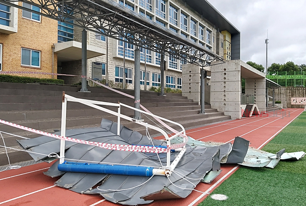 태풍으로 노형중학교 건물 일부 파손