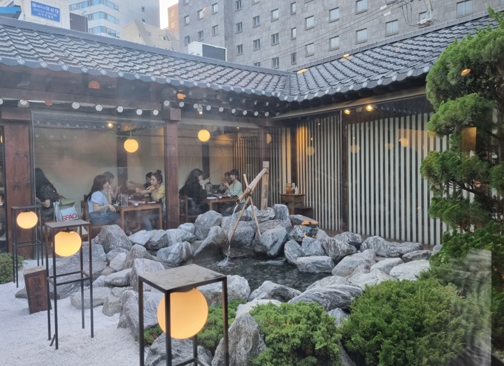 [기자식당]“서울에서 교토로 잠시 떠나볼까” 나무가 잇는 공간, 익선동 온천집