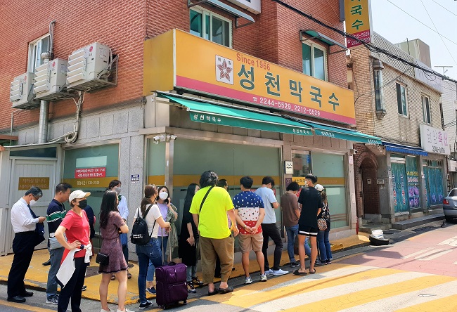 [기자식당] 일본 학계도 품은 답십리 백년가게 ‘성천막국수’