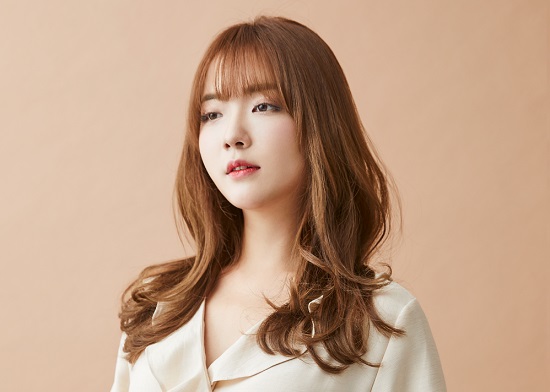 가르마헤어 쿤의 가을에 어울리는 우아한 롱 레이어 스타일
