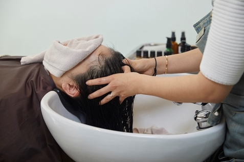 헤어살롱에서 스트레스 해소한다! 오늘 헤드스파 어떠세요?