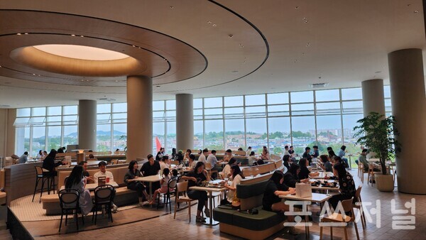 [르포] 롯데 타임빌라스 수원, 백화점·쇼핑몰 경계 허물고 강점만 더했다