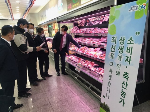 안병우 축산경제대표, 하나로마트 방문 한우가격 연동현황 점검