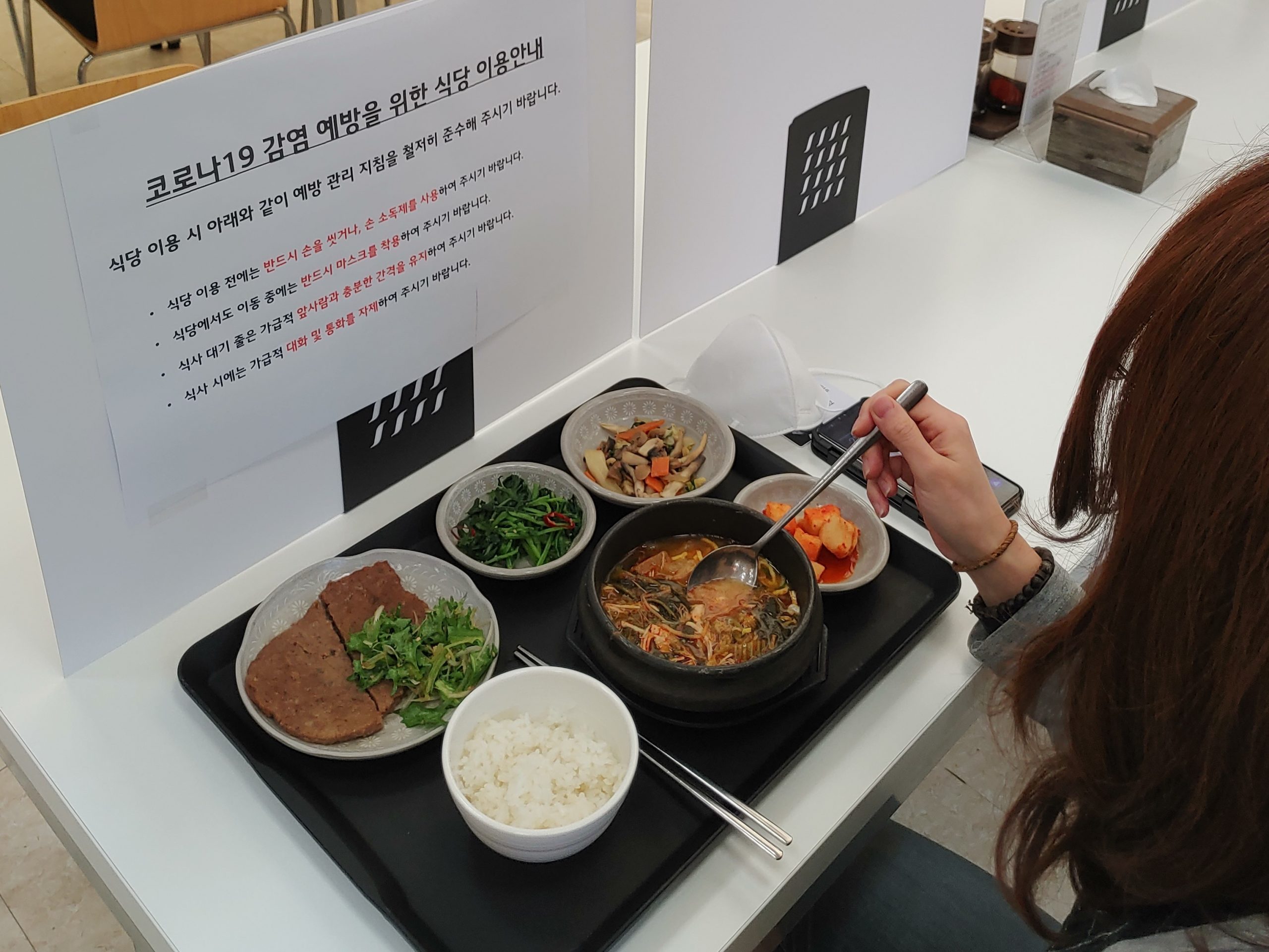 “코로나19 확산 예방”...LG, 트윈타워 구내식당에 가림막 설치