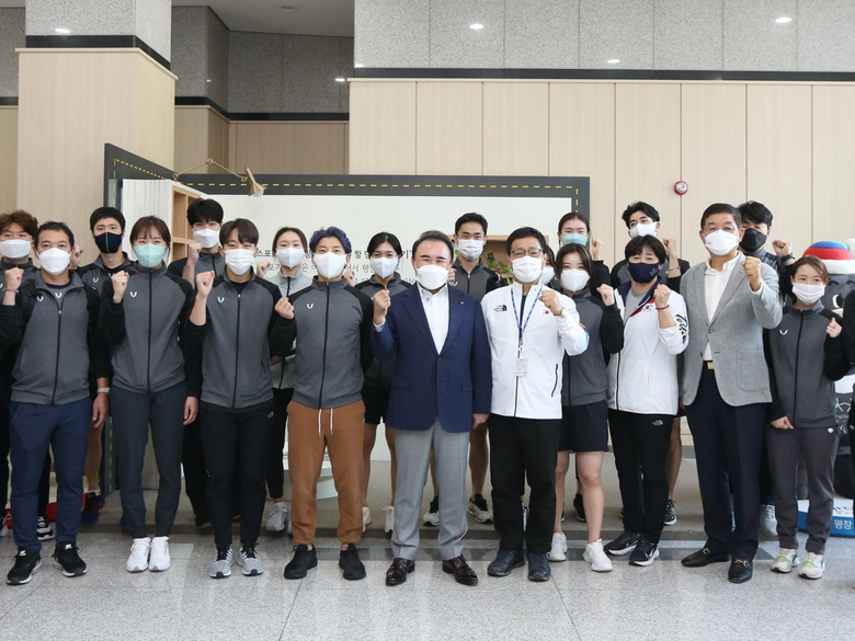윤홍근 BBQ 회장, 진천선수촌 방문해 빙상 국가대표 선수단 격려