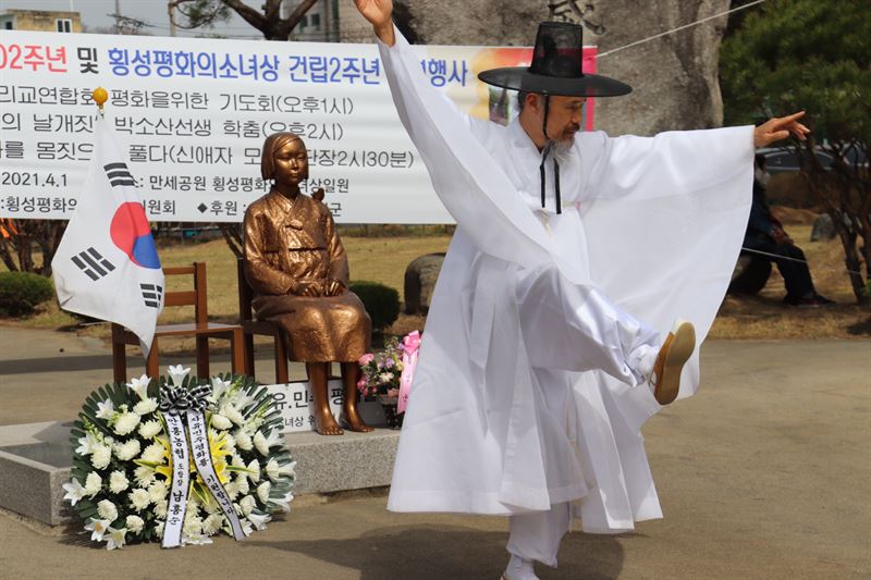 횡성평화의소녀상 앞, 평화를 갈망하는 춤사위 선보여