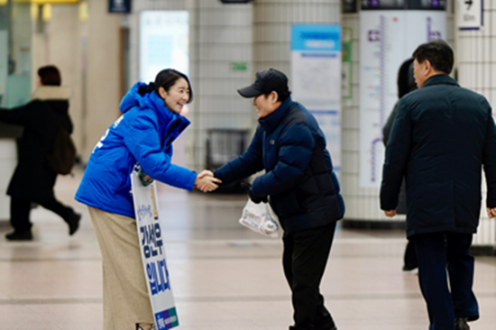 [2024총선] 민주당 강선우 강서갑 예비후보 ...발산역~우장산역 찾아  거리 인사로 첫 일정 시작