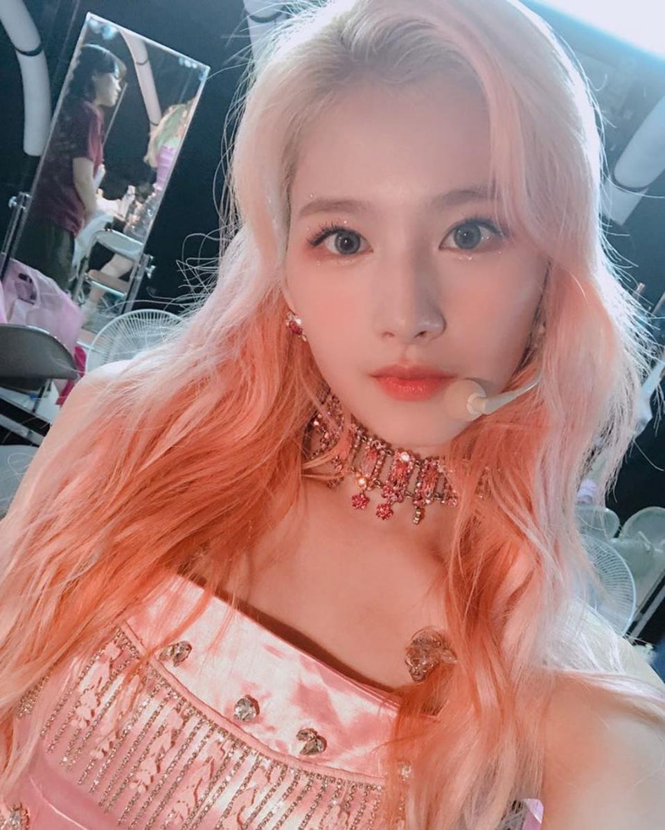 트와이스 Day2라는 글과 함께 여러 장의 사진을 게재했다