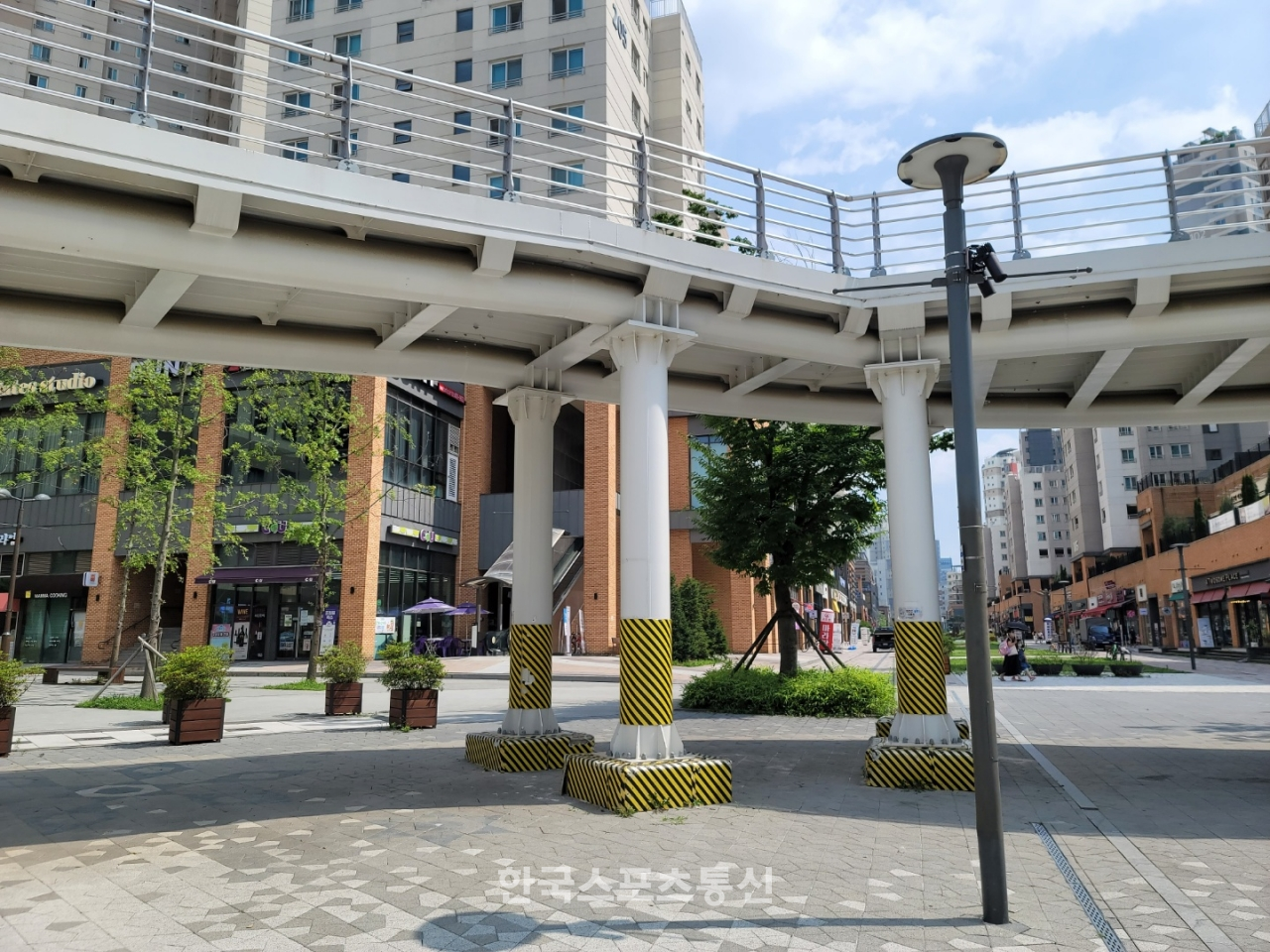 차도 없는 위례 중앙광장에 육교가? 왜 있는지 모르겠어요 애물단지로 전락한 위례 중앙광장 전망대