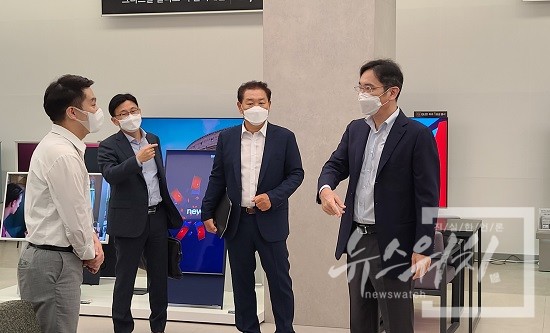 [포토] 이재용 부회장, 삼성 디지털프라자 깜짝 방문...프리미엄 가전제품 판매 현장 점검