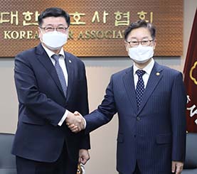 박 법무, 대한변협 찾아 이찬희 회장과 환담