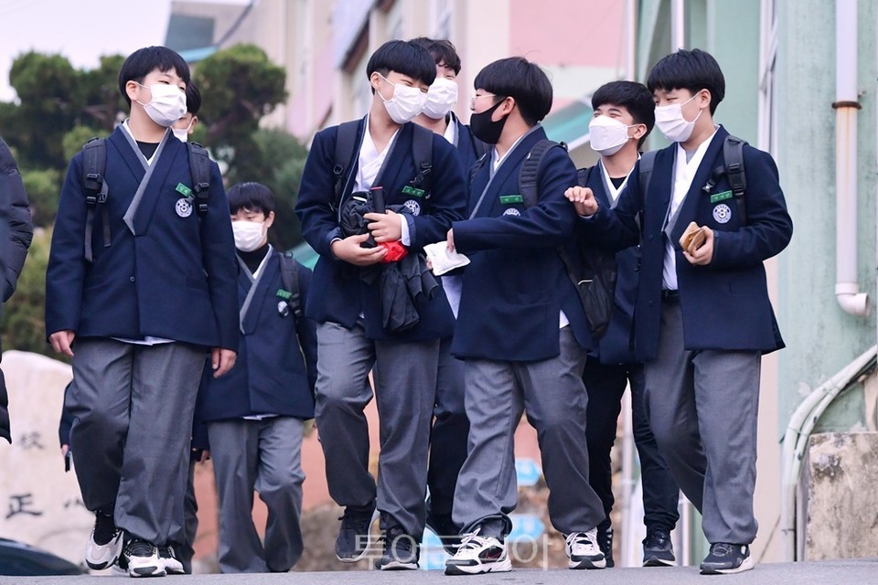 한복교복 시대 본격 시작...16개 중·고등학교 2,308명 착용
