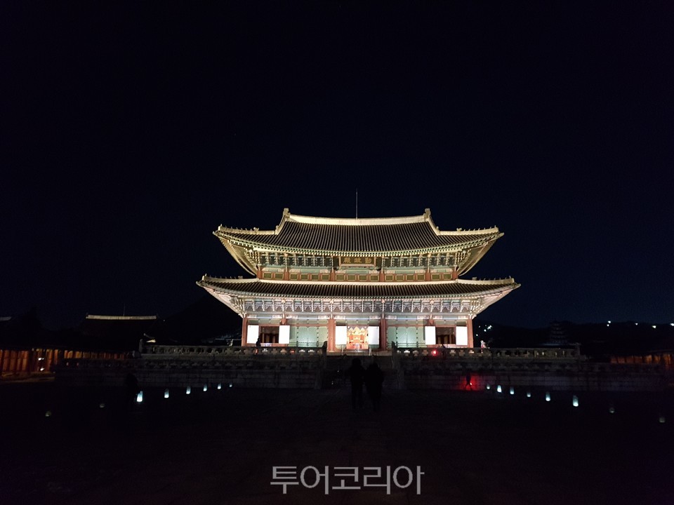 봄밤 고아한 달빛 아래 경복궁 거닐기