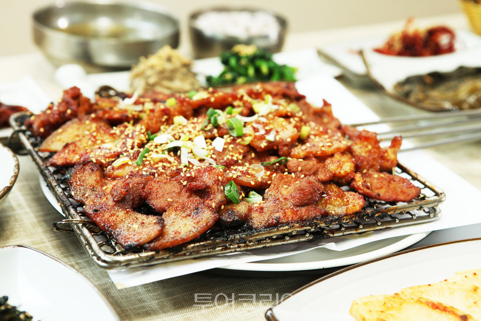 곡성 여행객 입맛 사로잡은 석곡 흑돼지 석쇠구이