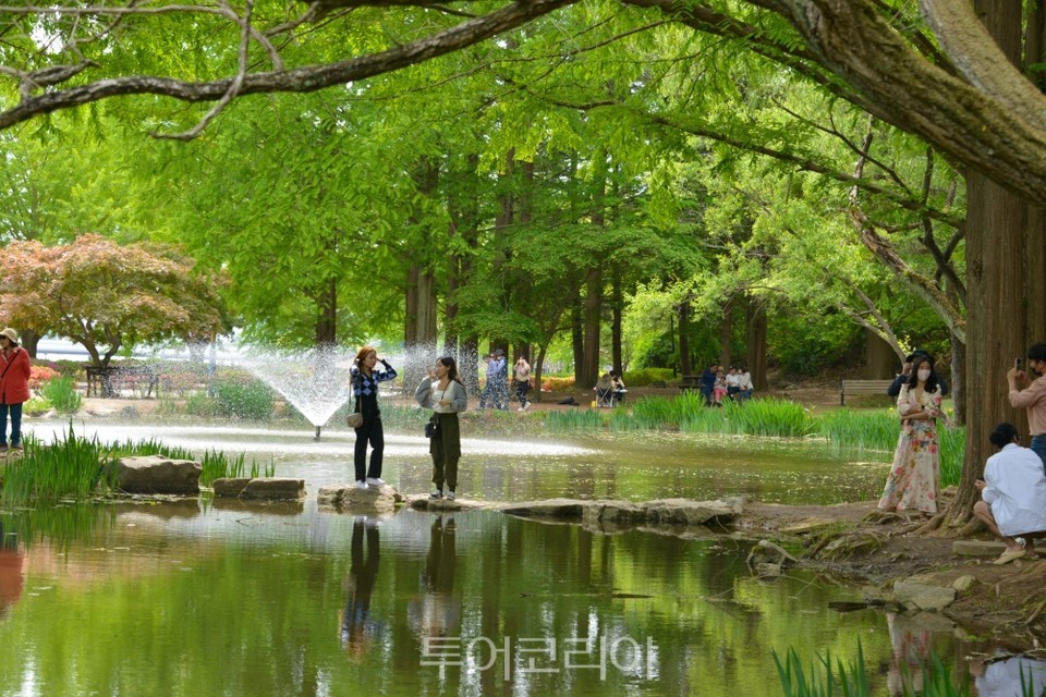 녹음이 우거진 낙강물길공원에서 힐링의 시간