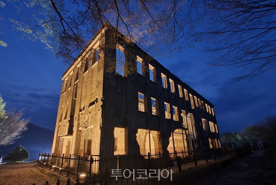 국가 등록문화재 철원 노동당사 야간 불빛 인기