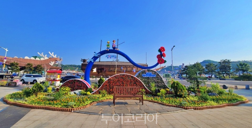 여수시, 2026여수세계섬박람회 붐 조성 꽃탑 조형물 설치
