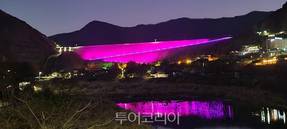 어둠이 내리면 밀양댐엔 빛 꽃이 핀다