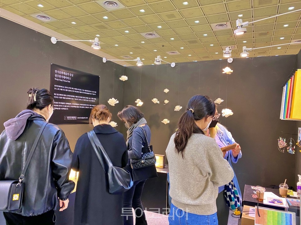 무궁무진한 한지의 매력에 빠져보세요!..공예트렌드페어 열려