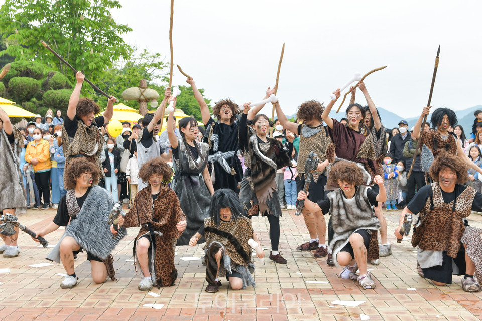 공주 석장리구석기 축제 궂은 날씨에도 즐거움 가득…내년에 댜시 만나요