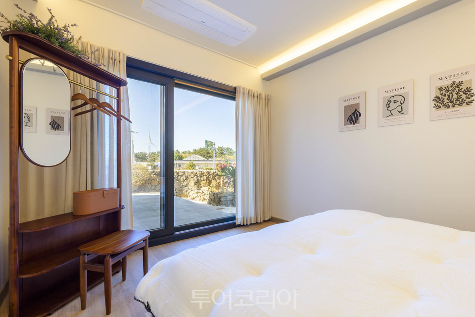 흩날리는 벚꽃뷰 만끽해요!...제주 꽃캉스 즐기기 좋은 에어비앤비 숙소 5