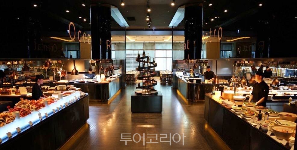 콘래드 서울 제스트에서 서울의 달 풍경 담으며 세계 미식 여행 떠나요!