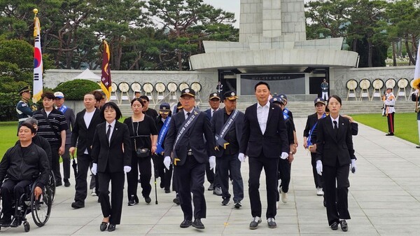 고양시장애인체육회-고양재향경우회 ,국립서울현충원  참배 및 묘역정화 봉사활동 진행