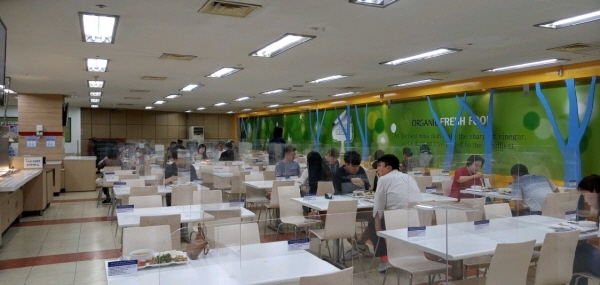 중소기업유통센터, 구내식당에 코로나 가림막