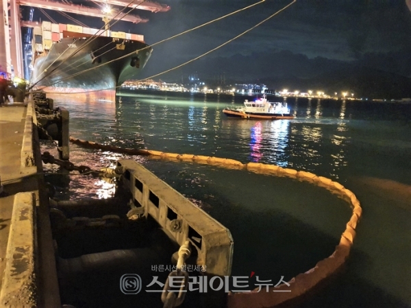 창원해양경찰서, 부산 신항 북컨테이너 한진부두 긴급방제 나서