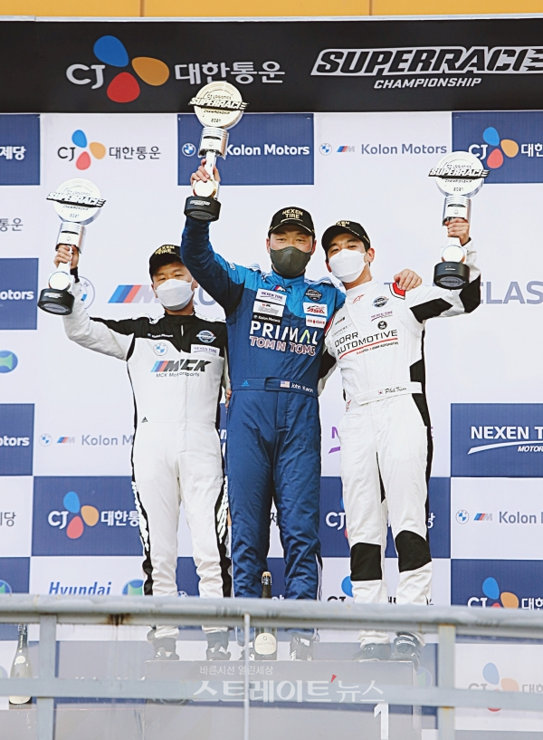 [포토] 2021 CJ 슈퍼레이스 2R 나이트 레이스 권형진, 코오롱 모터스 M 클래스 우승