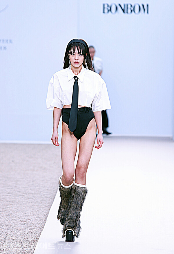 [포토] 본봄(BONBOM), 2022 F/W 서울패션위크 오프닝 여는 패션쇼 장식