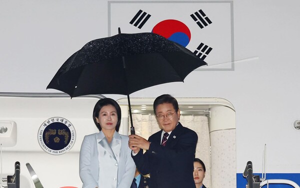 이 대통령 귀국길, "국격하락 극복, 대한민국 위상 높일것"