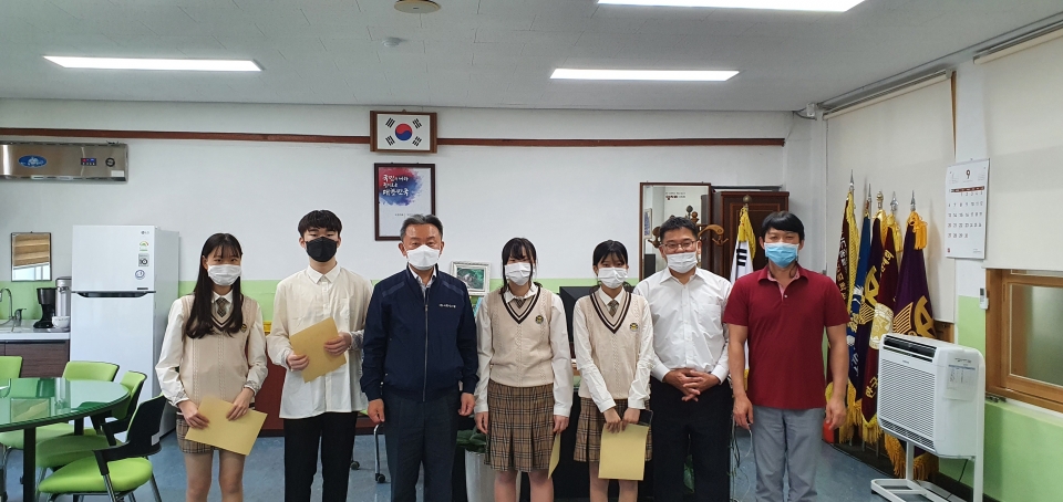 시원시스템, 당진중학교에 장학금 전달