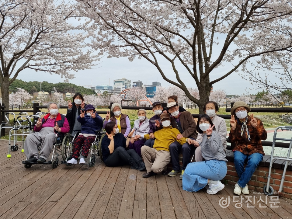 돌봄요양시설 할아버지 할머니들의 특별한 봄꽃 나드리