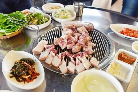 도민들의 사랑받는 제주공항 근처 흑돼지 맛집... 돈사촌 외도점, “흑도야지 근고기 드세요”