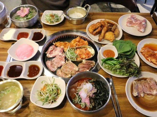 강남역 맛집 ‘사계진미 숯불닭갈비’, 술까지 무한 제공하는 프리미엄 무한리필로 연말모임 예약 폭주
