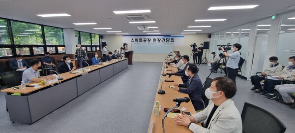 이영 중기부 장관,  경남 스마트공장 도입 중소기업 현지 방문