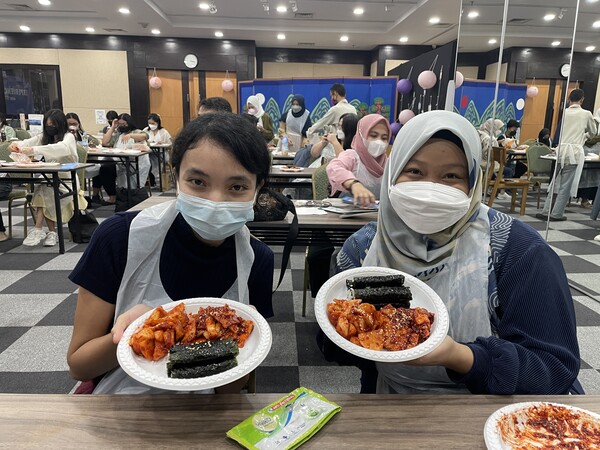 경남도는 자카르타에서 충무김밥과 진주 유등 만들기 체험