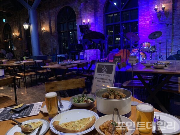 [르포] 수제맥주와 짜릿한 재즈를... 신세계푸드 데블스도어 가보니