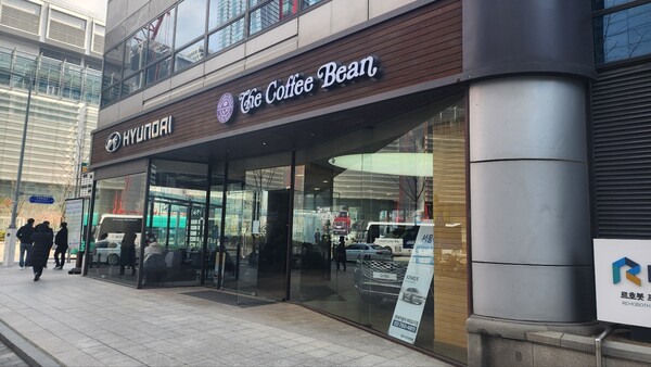 소심해서 대리점 못가요…현대차 인기차량 카페서 구경