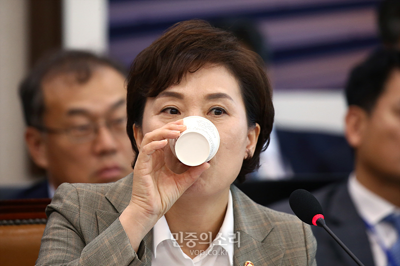 감기로 물 마시는 김현미[포토]