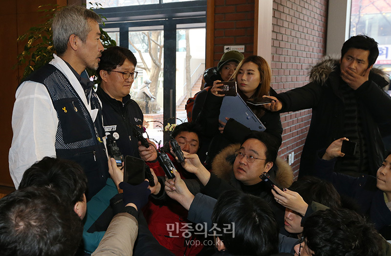 411일째 굴뚝 농성 중인 파인텍 노사간 만나 서로 입장차 확인[포토]