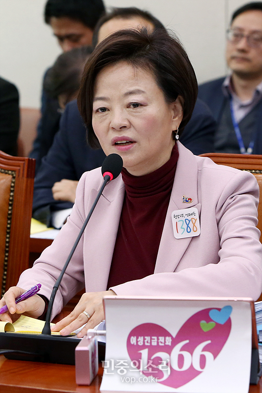 답변하는 진선미 여가부 장관[포토]
