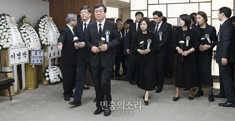 숙연한 이희호 여사 유가족들[포토]
