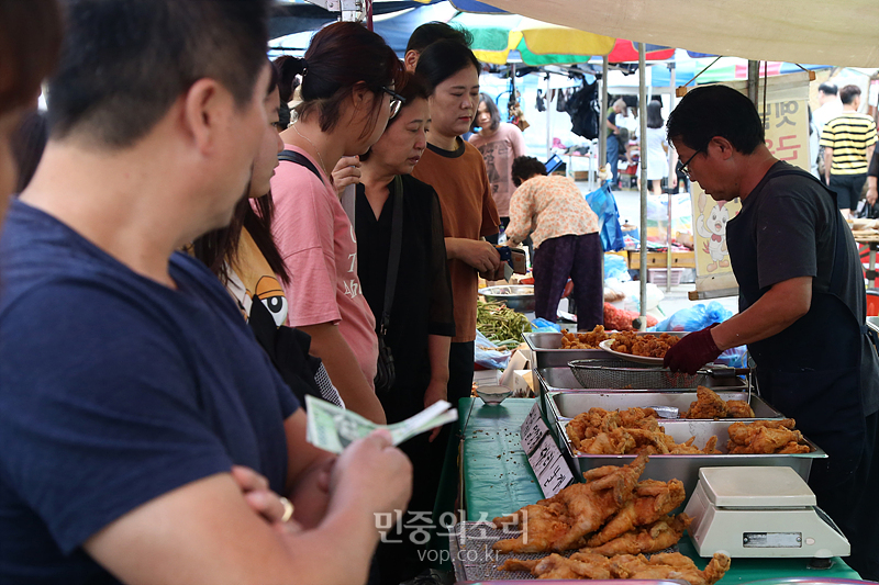 추석 재래시장에서 맛보는 ‘옛날통닭’[포토]
