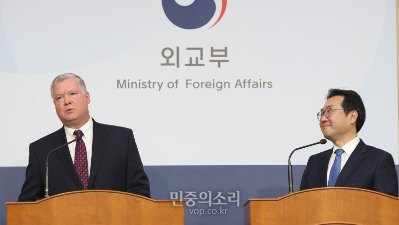 스티븐 비건을 바라보는 이도훈 본부장[포토]