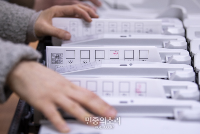 국회의원 선거 앞두고 투표지분류기 점검 중[포토]