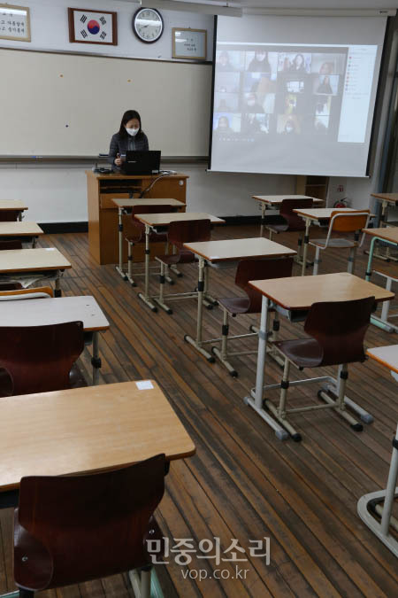코로나19 사태로 연기 된 중고등학교 개학[포토]