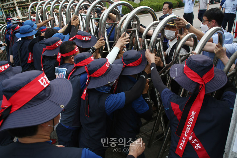 법원 판결 이행하라 현대위아 노동자들 공장으로[포토]