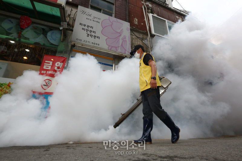 2.5 단계 조치 발표 다음날 방역[포토]